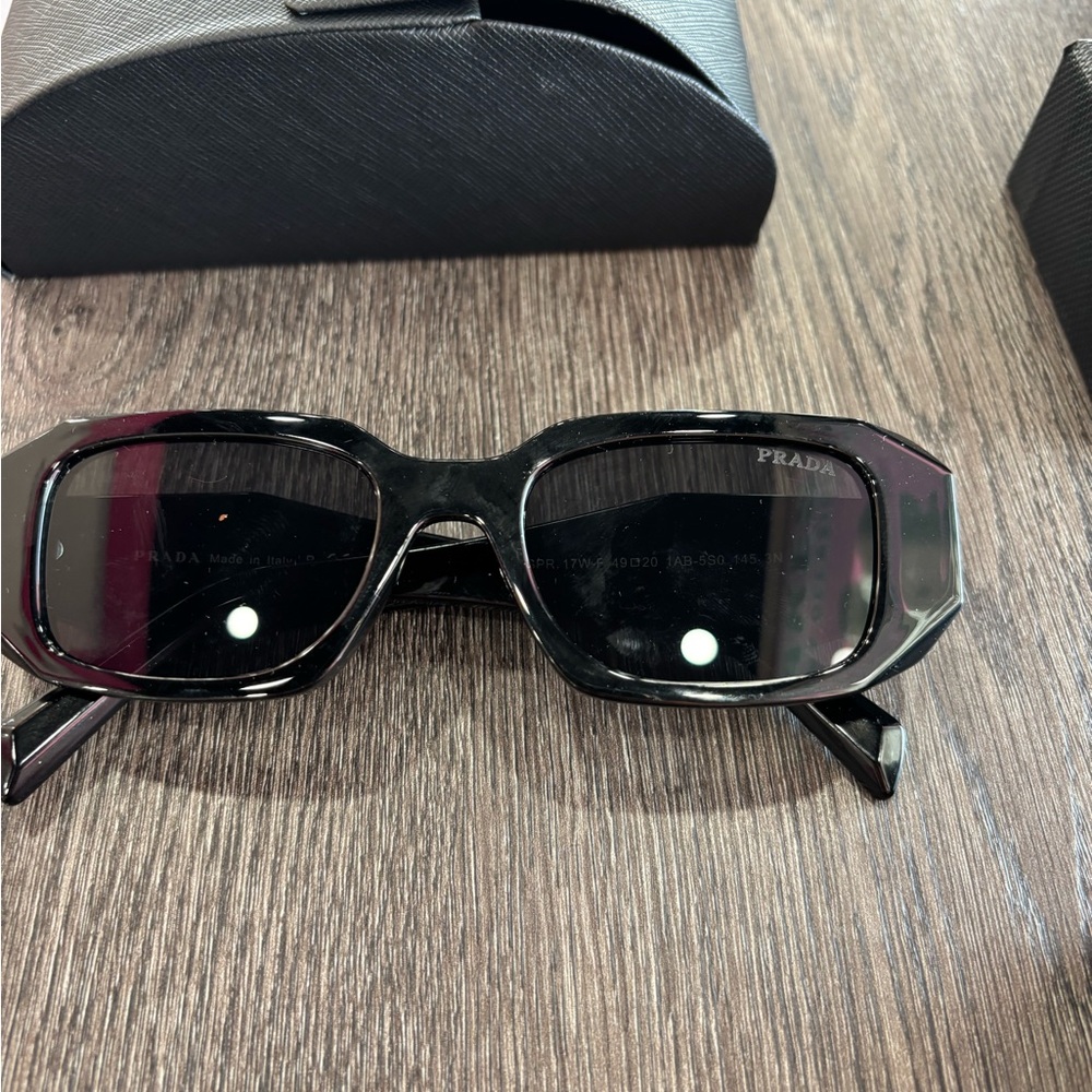 Prada - Picture 2 of 10